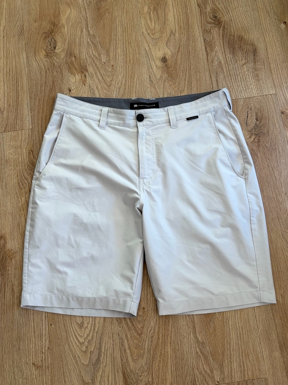 Travis Mathew NWOT Men’s Light Gray Flat Front Performance Golf Shorts 32